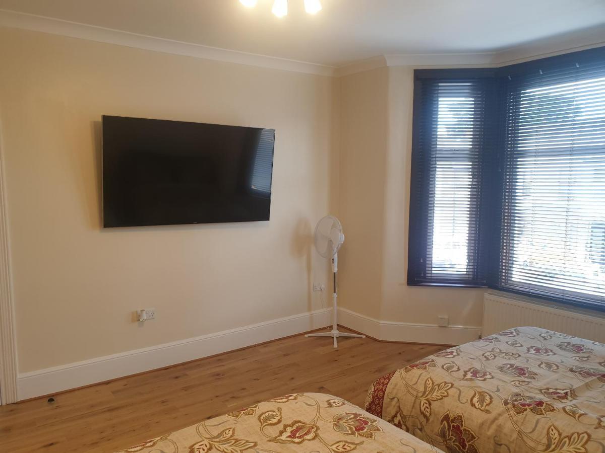 London Luxury Apartments 5 Min Walk From Ilford Station, With Free Parking Free Wifi Exterior foto